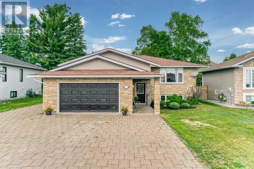 Detached at 33 Oak, Capreol