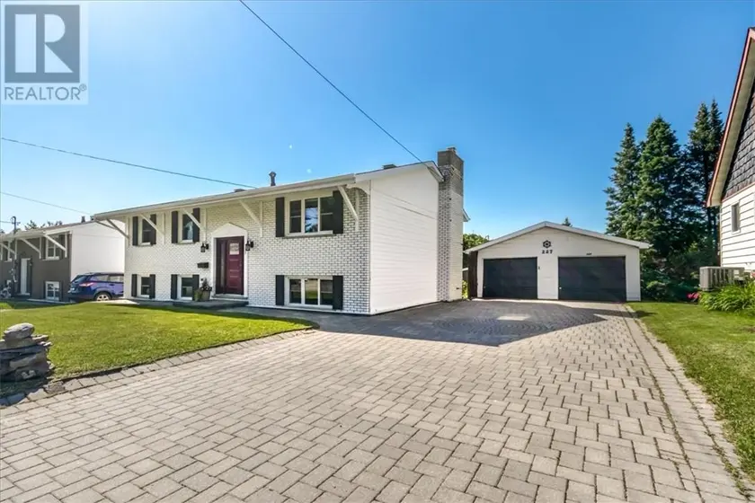 Detached at 227 THIRD, Lively