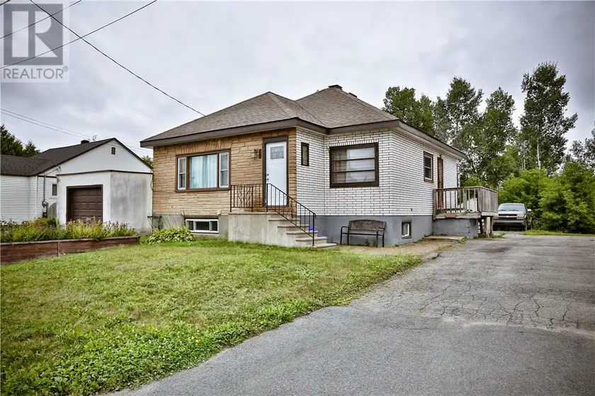 Detached at 40 Vaughan, Capreol
