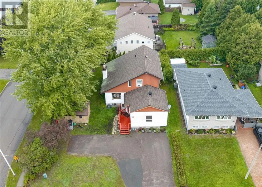 Detached at 102 Cross Street, Lively