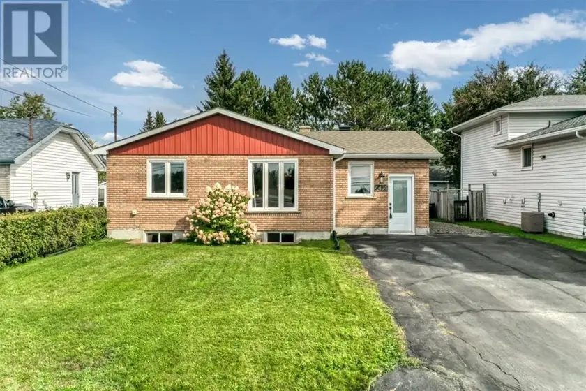 Detached at 4474 Tate Boulevard, Val Therese