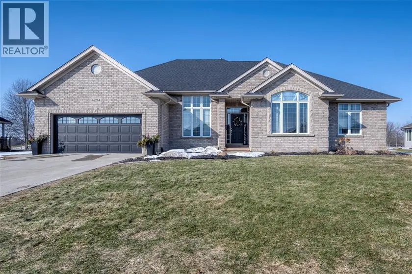 Detached at 4294 GARDEN CRESCENT, Petrolia