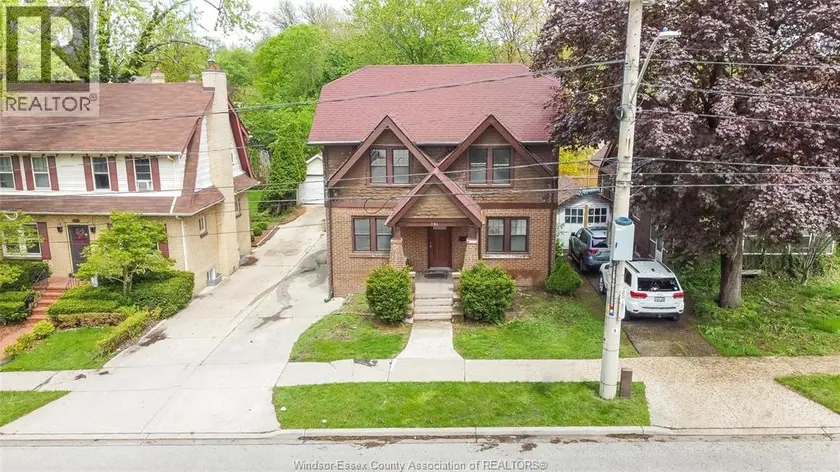 Detached at 384 DETROIT, Windsor