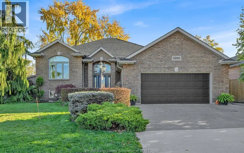 Detached at 3280 CALIFORNIA AVENUE, Windsor