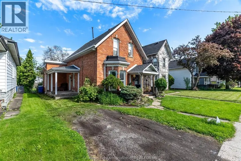 Detached at 215 Grand AVENUE East, Chatham
