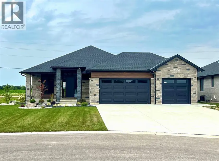 Detached at 6747 GRIFFIN DRIVE, Plympton-Wyoming