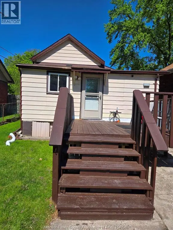 Detached at 3595 QUEEN, Windsor