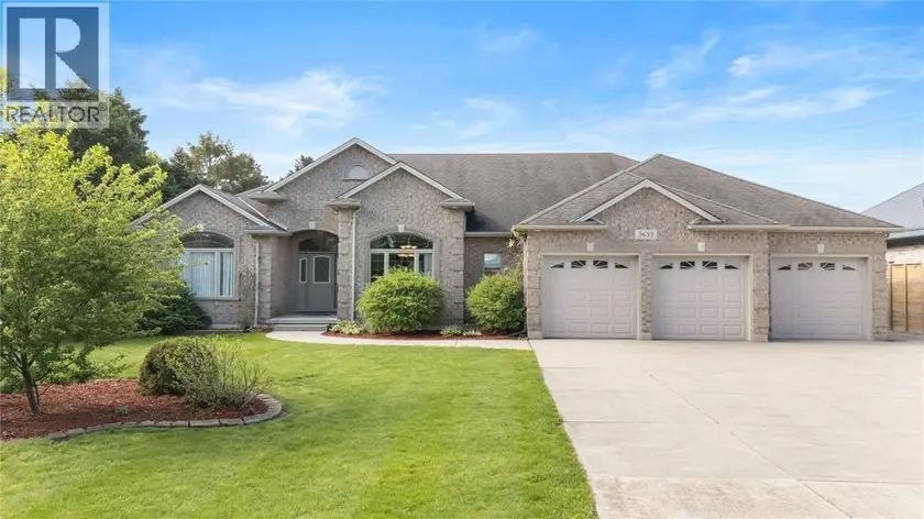Detached at 3633 EGREMONT ROAD, Plympton-Wyoming