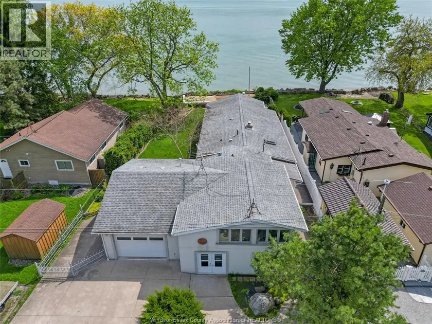 Detached at 91 WILLOW BEACH, Amherstburg