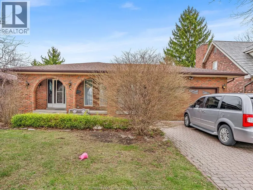 Detached at 2880 ST. CLAIR AVENUE, Windsor