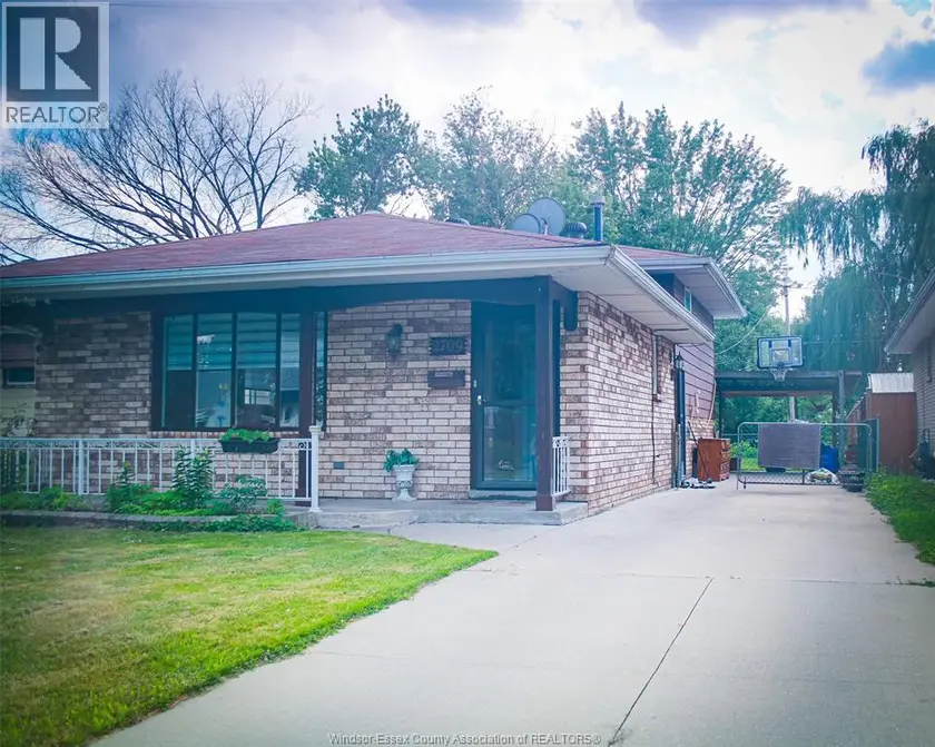 Detached at 2709 CLEMENCEAU, Windsor