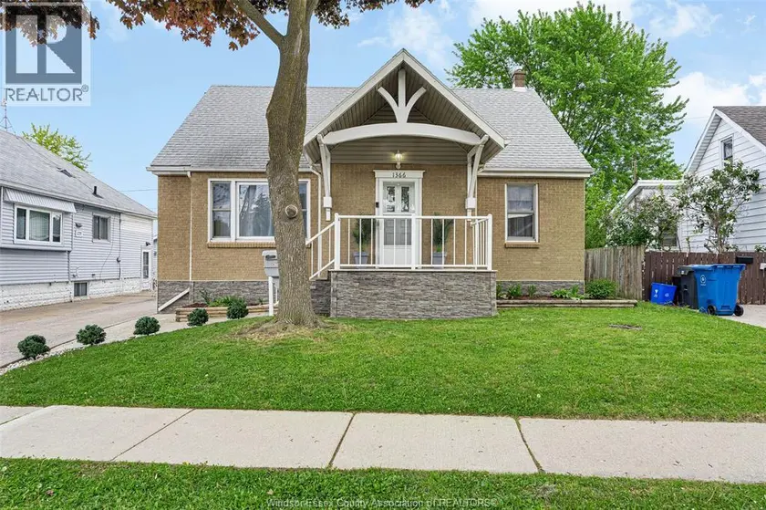 Detached at 1366 LILLIAN AVENUE, Windsor