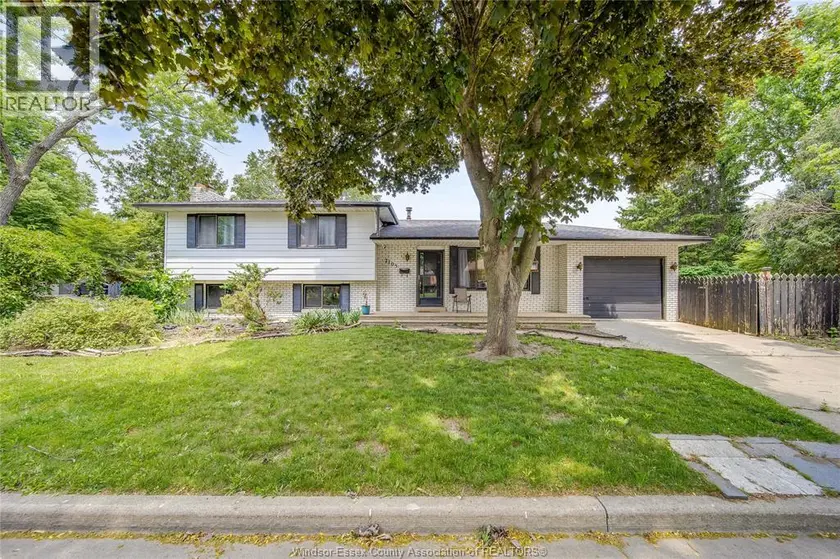 Detached at 7105 ISABELLE COURT, Windsor