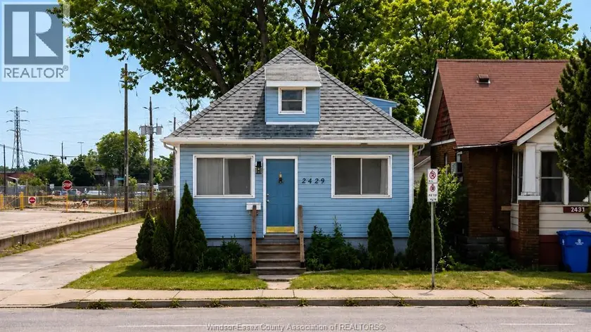 Detached at 2429 HOWARD AVENUE, Windsor
