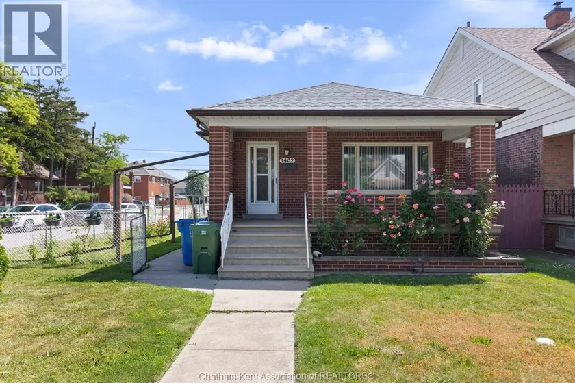 Detached at 1402 Elsmere AVENUE, Windsor