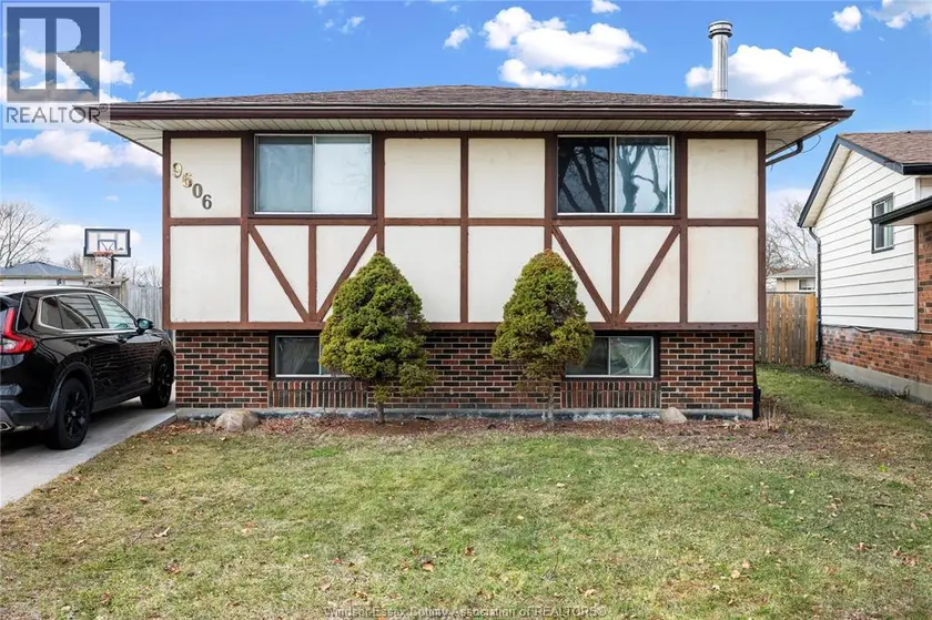 Detached at 9606 AVERY LANE, Windsor