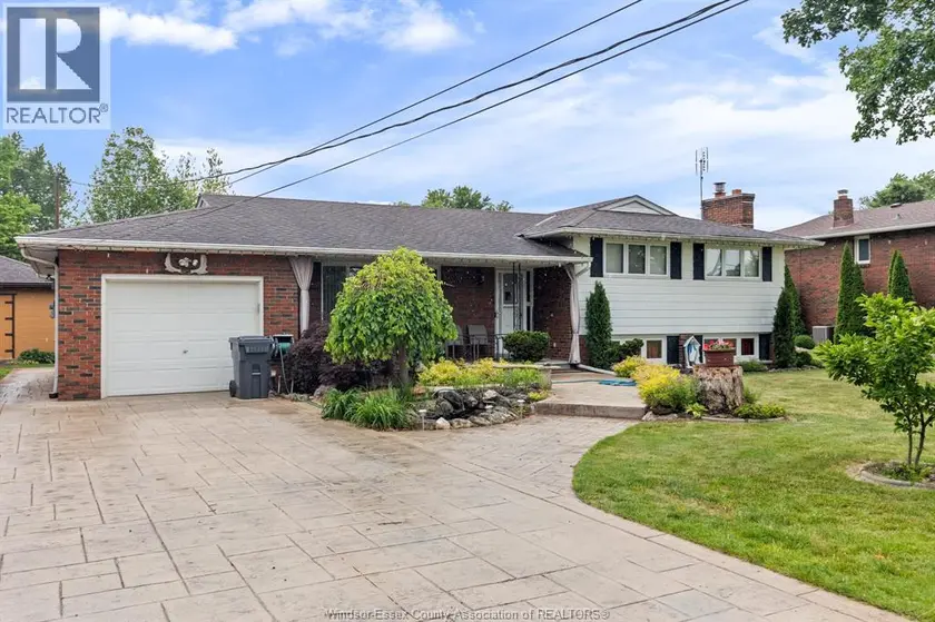 Detached at 3325 BASELINE ROAD, Windsor