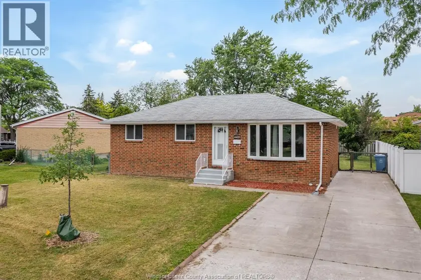 Detached at 5210 QUEEN ELIZABETH DRIVE, Windsor