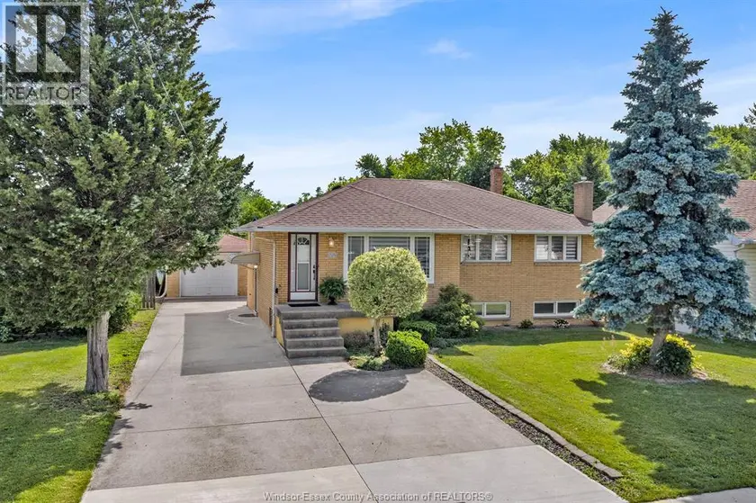 Detached at 2528 Jos St Louis, Windsor