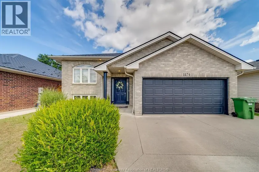 Detached at 1174 CLOVER, Windsor