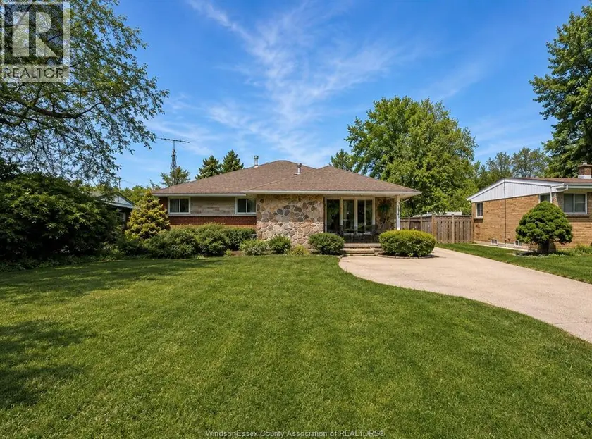 Detached at 3740 DOMINION, Windsor