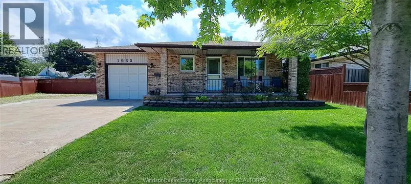Detached at 1635 COURTLAND CRESCENT, Windsor