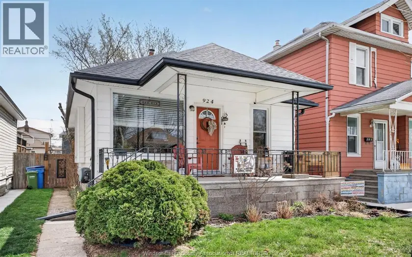 Detached at 924 MARENTETTE AVENUE, Windsor