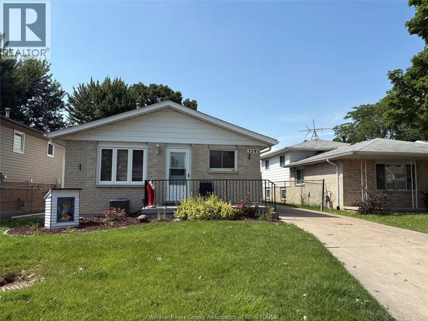 Detached at 3295 Aurora, Windsor