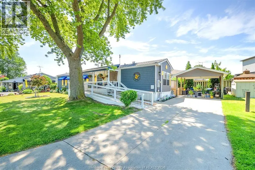 Detached at 54 MALDEN HILL, Amherstburg
