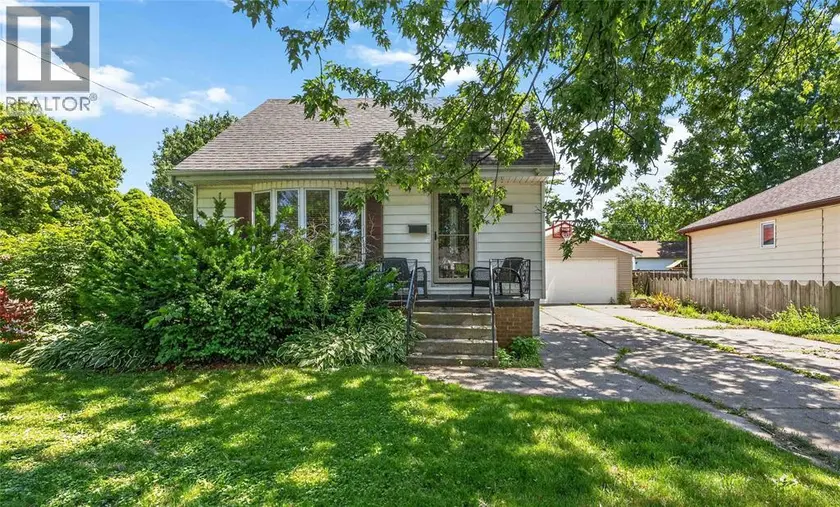 Detached at 582 SUPERIOR STREET, Sarnia