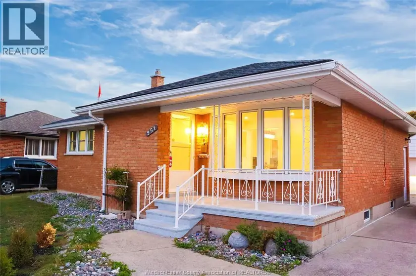 Detached at 951 RIVERDALE, Windsor