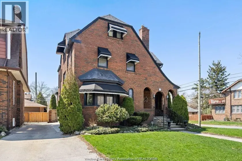 Detached at 2203 VICTORIA, Windsor
