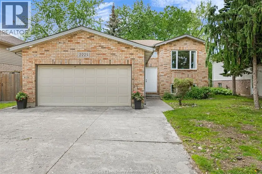 Detached at 2225 LONGFELLOW AVENUE, Windsor