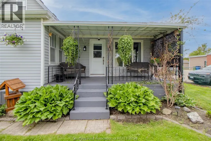 Detached at 100 Taylor AVENUE, Chatham