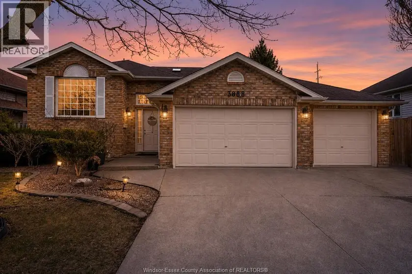 Detached at 3888 ARISTOTLE CRESCENT, Windsor