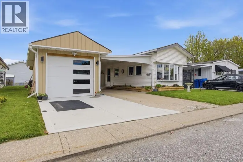 Detached at 4 MALDEN HILL, Amherstburg