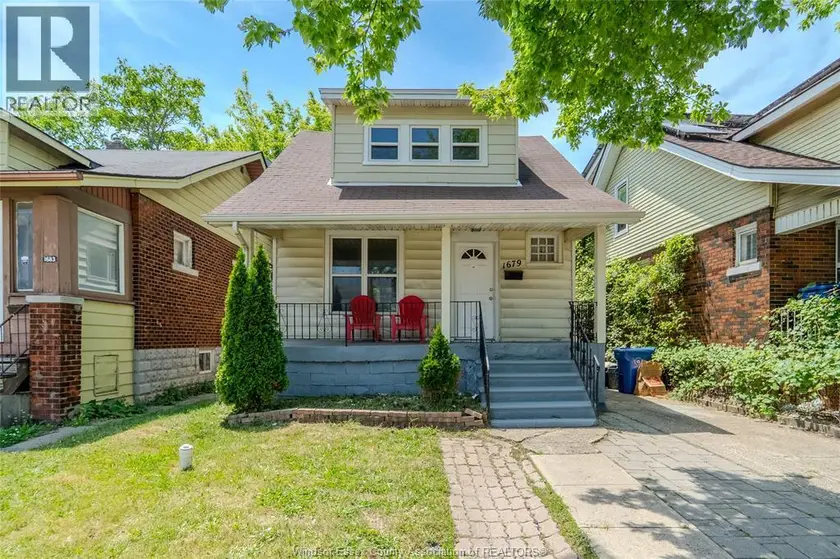 Detached at 1679 Howard AVENUE, Windsor
