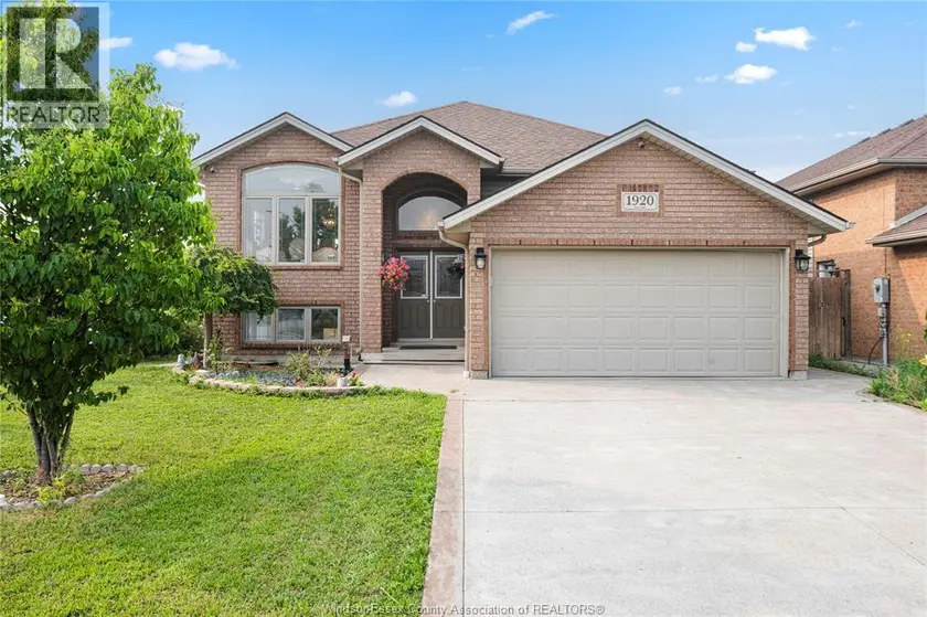 Detached at 1920 MANITOBA STREET, Windsor
