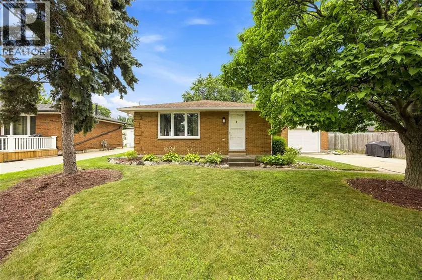 Detached at 464 PARKDALE CRESCENT, St Clair