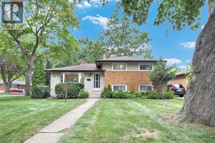 Detached at 465 GREENDALE DRIVE, Windsor