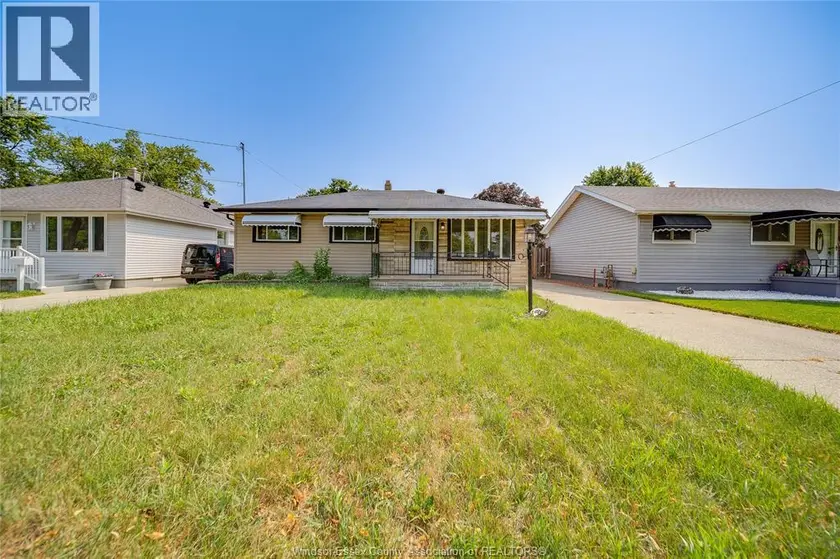 Detached at 1650 GLENDALE, Windsor