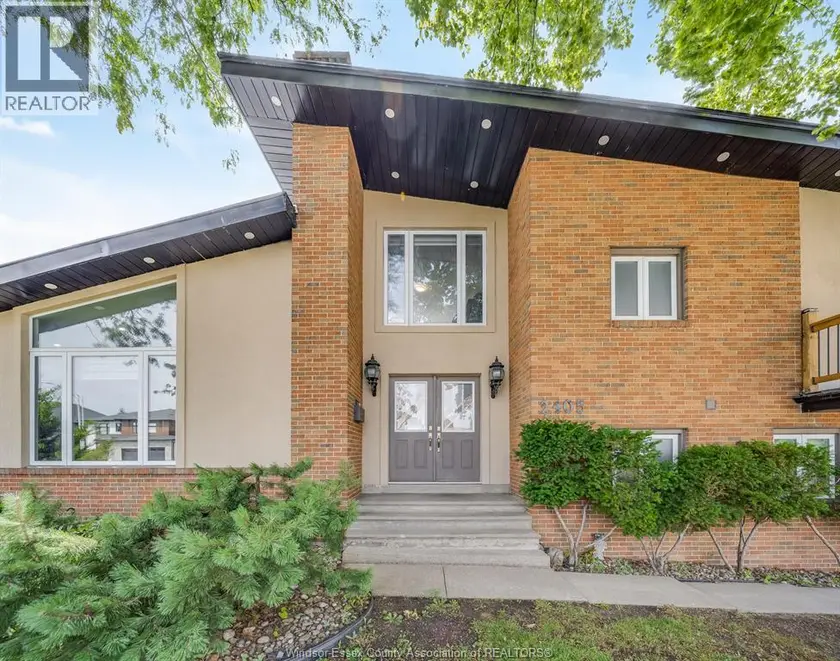Detached at 2405 ROXBOROUGH BOULEVARD, Windsor