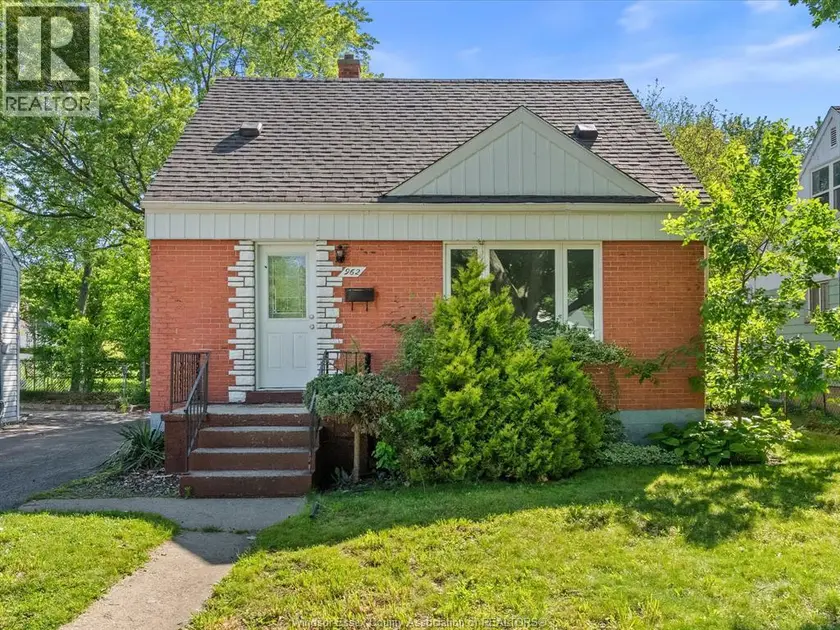 Detached at 962 ASKIN, Windsor