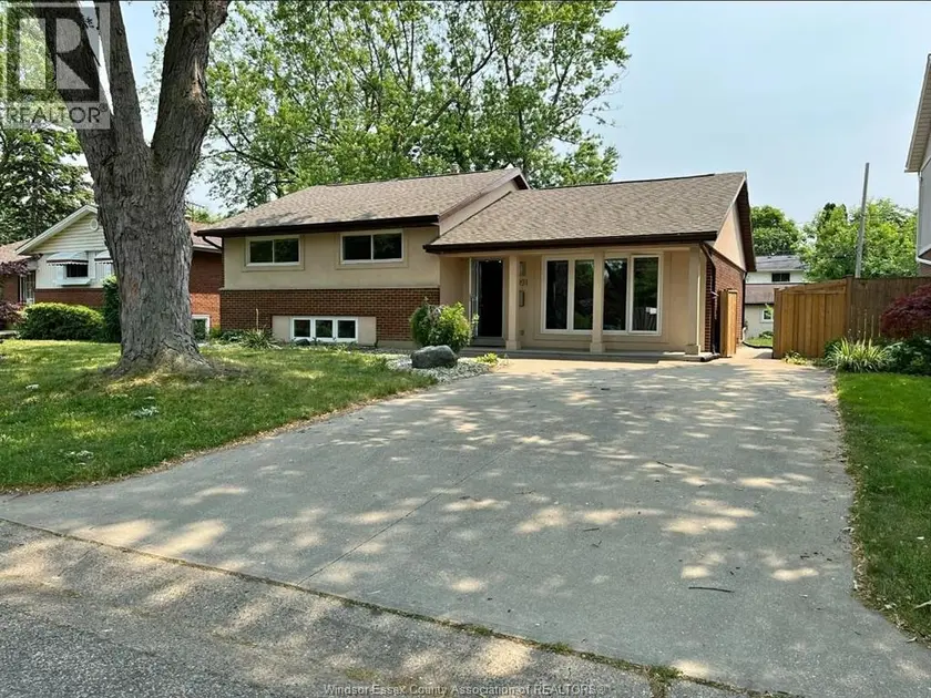 Detached at 4091 CHURCHILL DRIVE, Windsor