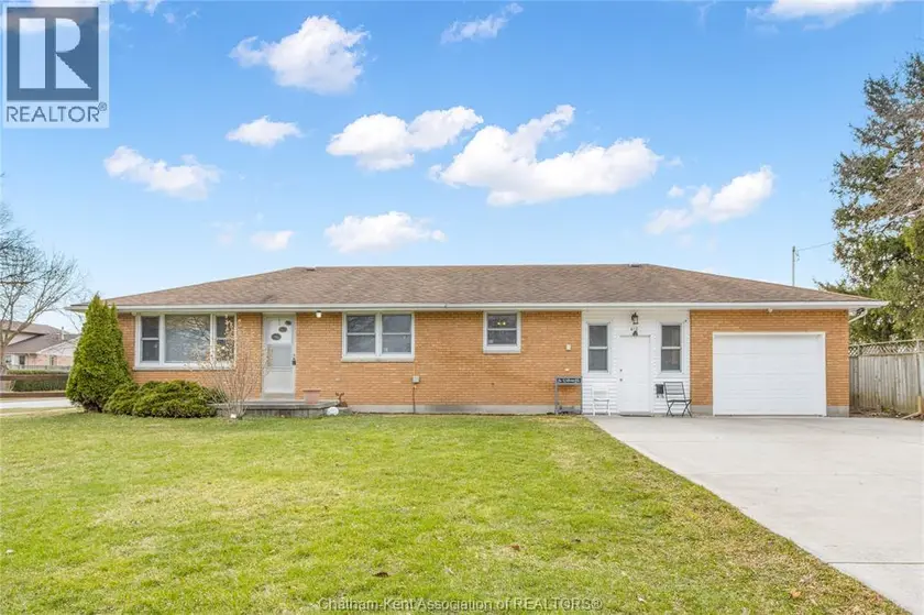 Detached at 410 MCNAUGHTON AVENUE East, Chatham