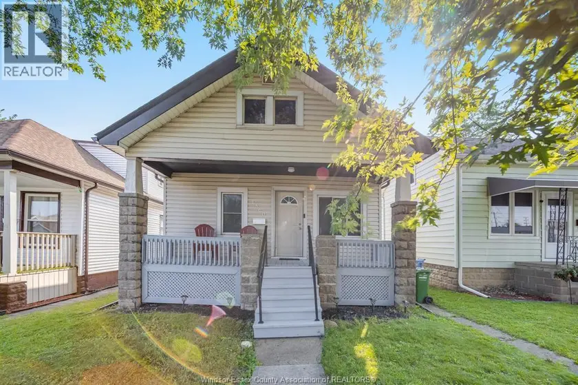 Detached at 1560 LILLIAN AVENUE, Windsor