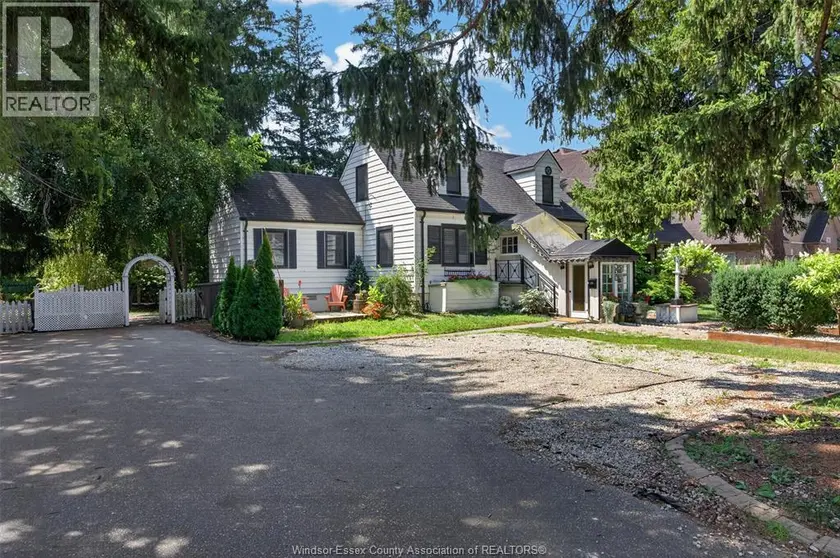 Detached at 935 BARTLET, Windsor