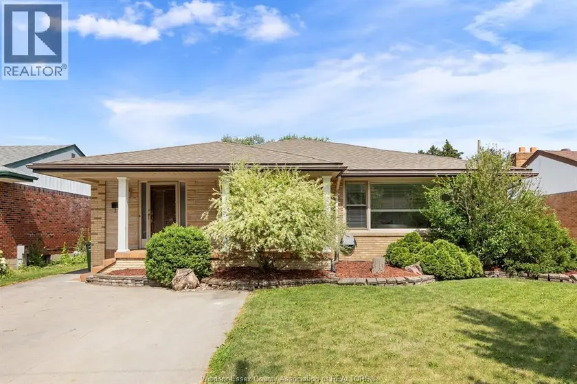 Detached at 850 GREENDALE DRIVE, Windsor