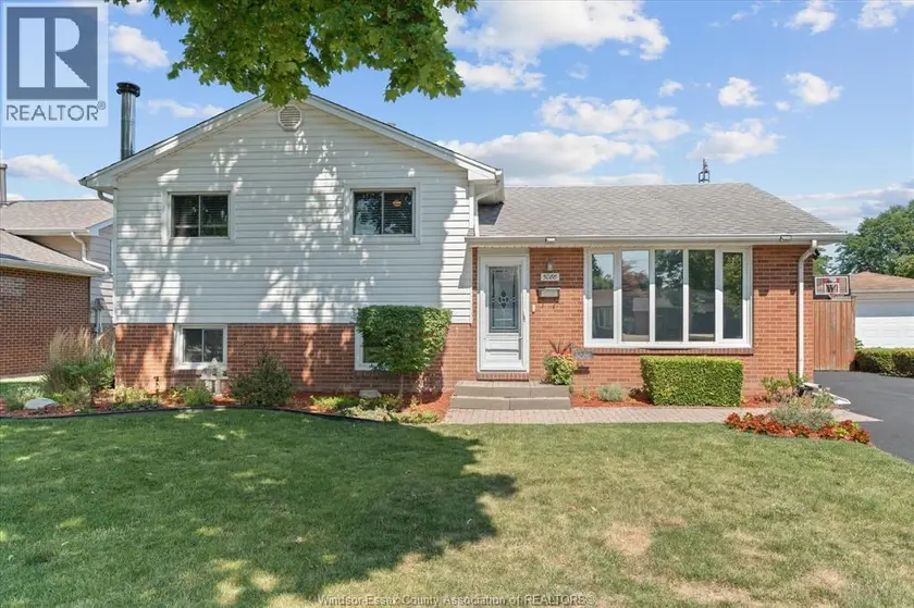 Detached at 5086 COLBOURNE DRIVE, Windsor