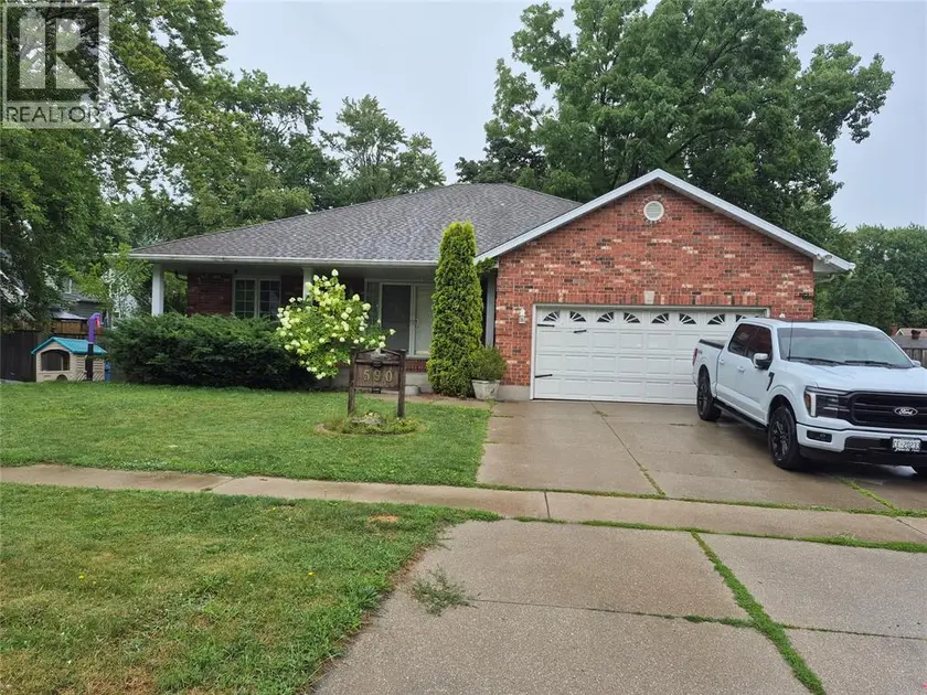 Detached at 590 MONTCALM AVENUE, Sarnia